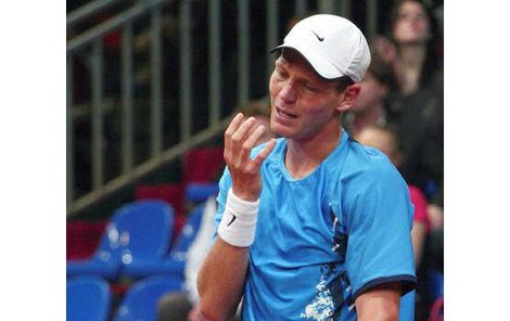 Zklamání, bezmoc, slzy v očích! Tomáš Berdych v průběhu úvodní daviscupové dvouhry nečekaně selhal.