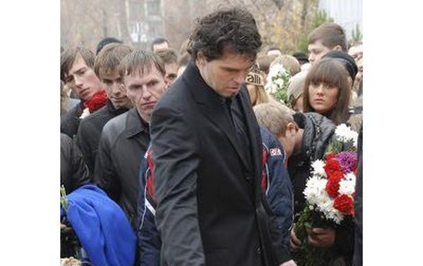 Zkroušený Jaromír Jágr hází hlínu na rakev při pohřbu Alexeje Čerepanova. Tenhle moment by ze své kariéry nejraději vymazal.