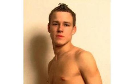 Zlatý slavík se stal cílem veřejných intimních představ náruživého homosexuála Lukáše Rejmona (22).