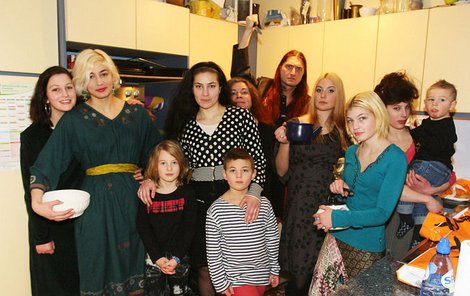 Zleva: Joseﬁe (14), Julie (22), Silvestr (7), Medea (16), Ignác (5), Lucie Dvorská (44), Parsifal Imanuel (43), kamarádka Nina (17), Glorie (12), Manuela (17), Jordan Xaver (2)