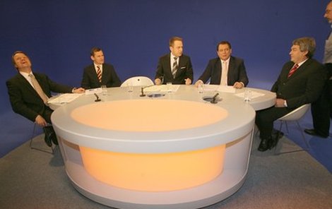 (zleva) Martin Bursík (Strana zelených), Jiří Čunek (KDU-ČSL), volná židla Mirka Topolánka, Moderátor Václav Moravec, Jiří Paroubek (ČSSD), Vojtěch Filip (KSČM)