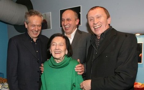 Zleva Michal, Jan a Ivan Krausovi s maminkou Boženou.