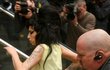 Zpěvačka Amy Winehouse se jde nahlásit na policejní stanici.To byl celkem obvyklý obrázek.