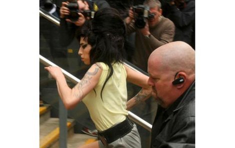 Zpěvačka Amy Winehouse se jde nahlásit na policejní stanici.