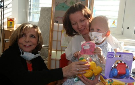 Zpěvačka Hana Zagorová se snažila včera několika dárky rozveselit děti onkologického oddělení v Motole. Sama nikdy děti neměla, o to bolestivější to bylo.