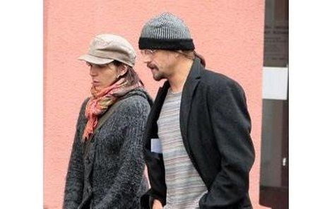 Zpěvák Dan Bárta a jeho dlouholetá přítelkyně Kateřina Procházková vyrazili na obhlídku výloh v centruPrahy.