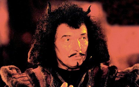 Zpěvák Karel Gott jako vládce pekla Lucifer předvedl v pohádce Z pekla štěstí 2 doslova herecký koncert.