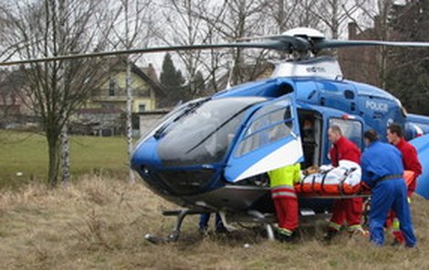 Zraněnou sebevražedkyni dopravil do nemocnice vrtulník.