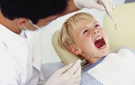 Zubaře se bojí už i malé děti se zdravými zoubky.