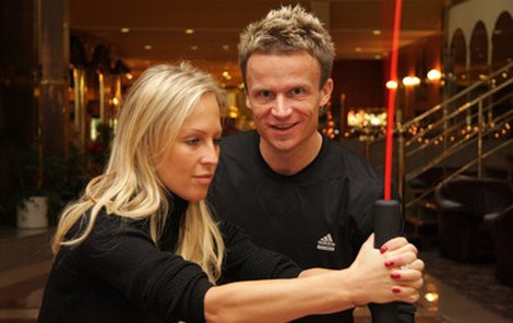 Zuzana Belohorcová s trenérem Davidem Hufem nacvičovala cviky s vibrační tyčí Flexi-Bar. 