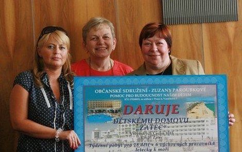 Zuzana Paroubková (vpravo) a její nadace »Pomoc pro budoucnost našim dětem« předaly šeky šesti dětským domovům. 