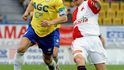 Matadoři obou týmů - teplický Pavel Verbíř a Vladimír Šmicer ze Slavie (vpravo).