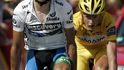 Alberto Contador a Michael Rasmussen (ve žlutém) v cíli etapy