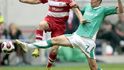 Frank Ribery v souboji s Juricou Vranješem (vpravo).
