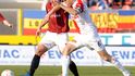 Miroslav Slepička (vlevo) a Martin Latka v souboji o míč.