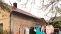 Sousedka Růžena Hrušková-
Vašková ukazuje na dům, kde k tragédii došlo