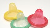 Použité kondomy jako gumičky do vlasů