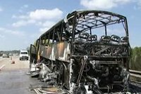 Na dálnici hořel autobus Student Agency