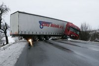 Kamion zatarasil silnici