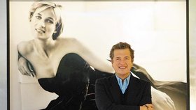 Diana pózovala Testinovi v desítce nejrůznějších modelů, které byly později v New Yorku vydraženy za 142 miliónů korun. Testino je dnes dvorním fotografem princezniných synů.