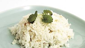 Chcete-li zhubnout, omezte přílohy plné sacharidů, jako je například rýže.