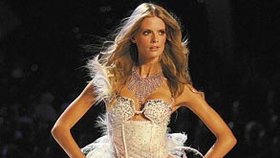 Společně s Heidi Klum zazářila Julia na nedávné přehlídce luxusního prádla firmy Victoria´s Secret v New Yorku
