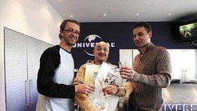 Zdeněk Izer (uprostřed) si u příležitosti předávání desky připil se zástupci Universal Music pravým šampaňským