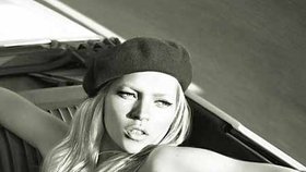 Na kalendáři Pirelli pro rok 2006 pózuje kromě jiných hvězd i krásná modelka Kate Moss