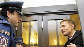 ExVyVolenému Michalu Frašovi posloužila justiční stráž paradoxně coby ochranka celebrit před ´nenechavou´ veřejností
