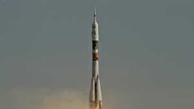 Raketa Sojuz, která vynesla Rusa Valerije Tokareva a Američana Williama McArthura na ISS