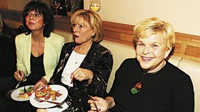 Paní Ivanka (vpravo) má vždycky co vyprávět a kamarádky Marie Retková (vlevo) a Milena Vostřáková pozorně naslouchají