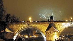 Zaplněný Karlův most sledoval
jedenáctiminutovou světelnou show