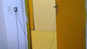 Mladíci se ve věznici pokusili zabít dozorce pomocí elektrického proudu