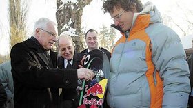 Prezident Klaus křtí snowboard olympionikovi Michalu Novotnému...