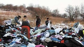 Slisované balíky s textilním odpadem rozebírali místní Romové ještě před požárem