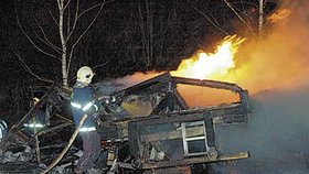 Hasiči likvidují požár zcela zdemolovaného kamiónu, který po nárazu do viaduktu explodoval a začal hořet