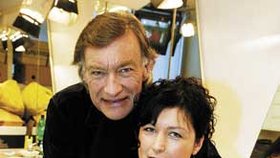 Vít Olmer žije s manželkou a herečkou Simonou Chytrovou již 18 let