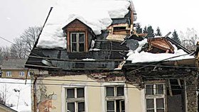 První z jáchymovských domů, jehož střecha se pod sněhem zřítila, se včera dočkal zahájení prací