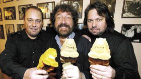 Trojice producentů, Pavel Pásek (zleva), Zdeněk Troška a Jiří Pomeje svoji sbírku plyšových lvů hrdě předvádějí