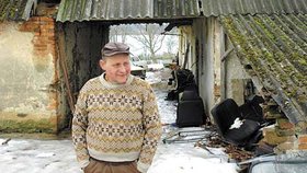 Otec Jan Kocourek čin svého syna nechápe. V pozadí stodola, na jejíž půdě si mladík vzal život.