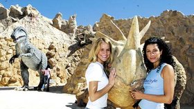 V muzeu mapujícím historii Tunisu byl k vidění i obří stegosaurus, který učaroval Denise Konečné a Kateřině Kuřátkové (vpravo)