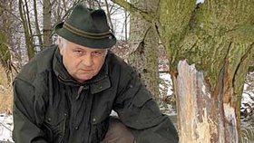 Petr Ševčík ukazuje, co dokázal bobr na břehu říčky Zubřiny. Za takový výkon by se nemuseli stydět ani dřevorubci.