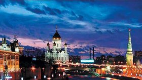 Moskva - Tisíce světel ozařují hlavní město Ruska. Světla se navíc v některých místech násobí. Od zlatých kupolí historických moskevských staveb se oslnivě odrážejí.
