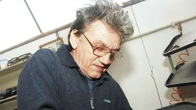 Obuvník Josef Hanák z Vyškovska, který unikátní sandály proti bolesti hlavy vymyslel, vyrábí ve Snovídkách zdravotní obuv už šest let