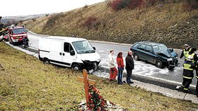 Pomníčky opravdu mohou někdy řidiče rozptýlit. Dokazuje to nehoda na okraji Prahy.