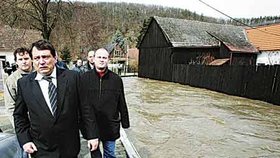Premiér Jiří Paroubek včera navštívil místa postižená záplavami. Rozvodněná Dyje mu evidentně dělala starosti.