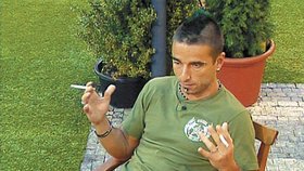 Tony zákaz kouření nevydržel a zapálil si hned dvě cigarety najednou. Následoval trest pro všechny VyVolené.