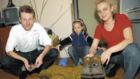 Otci sedmileté Báry pomohl nůž a zapalovač. Zdeňkova družka Marie ukazuje propálené boty.