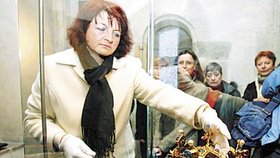 Kopie svatováclavské koruny byla pořízena v roce 1978. Zdobí ji zlato, safíry, smaragdy a perly.