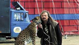 Pan Jaromír chodí se svou milovanou leopardicí Novou na procházku jako s pejskem